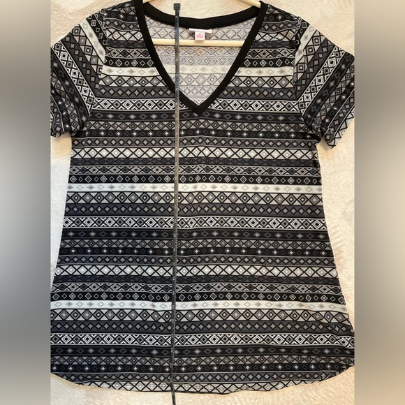Lularoe black and white Aztec print tshirt - Picture 7 of 7